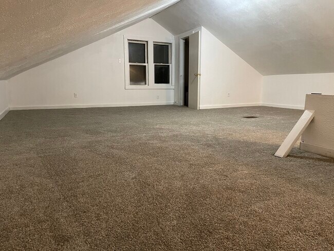 Tercer piso enorme y renovado - Alfombra nueva - 1331 Nelson St