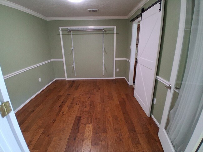 Foto del edificio - 17010 Poplar Hill St