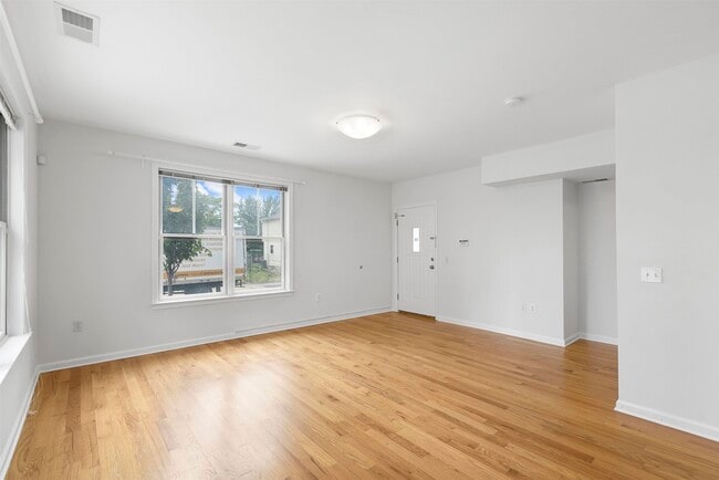 Building Photo - 437 Whiton St