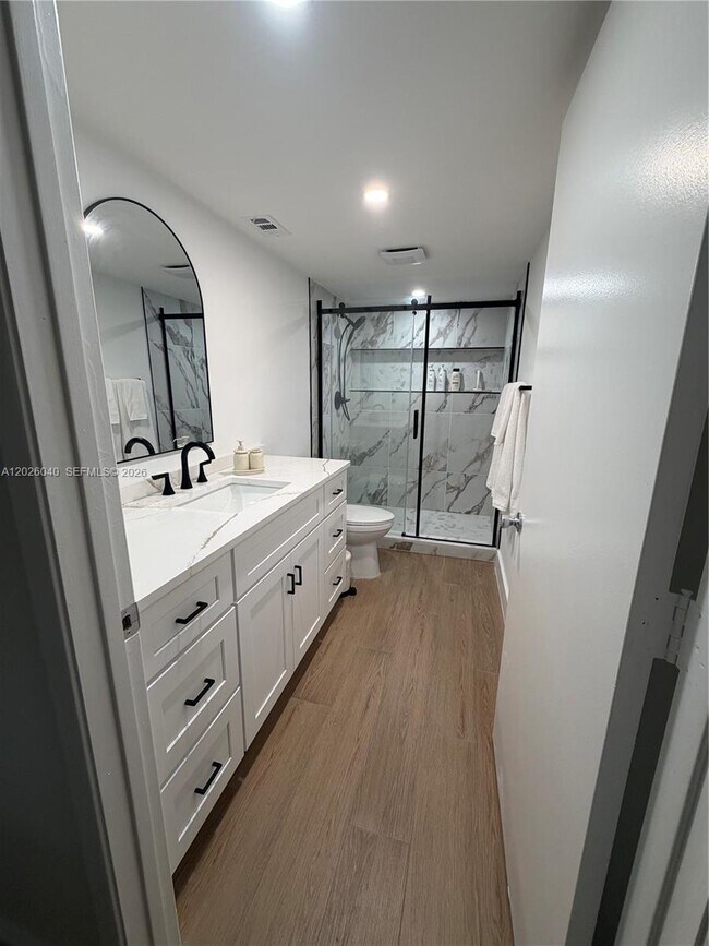 Foto del edificio - 7350 Kinghurst Dr