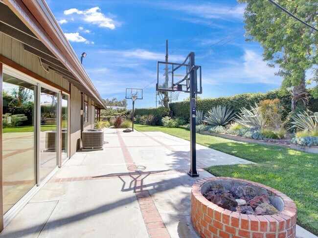 Building Photo - 6763 Radlock Ave