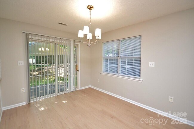 Foto del edificio - 3710 Burntwood Ct