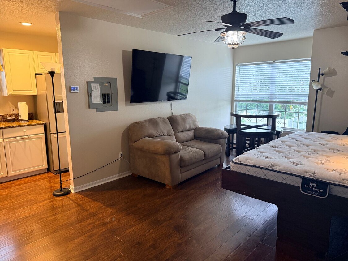 Studio Garage Apartment 623b Mulberry, Cel... - Studio Garage Apartment 623b Mulberry, Cel...