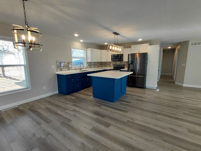 Building Photo - Spacious Home