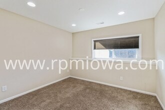 Building Photo - 7878 Cottonwood Ln