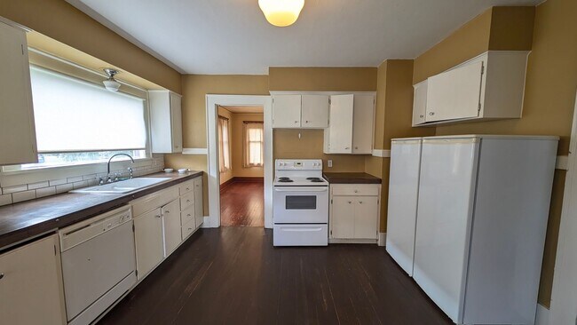 Building Photo - Charming 3 Bedroom House in Downtown