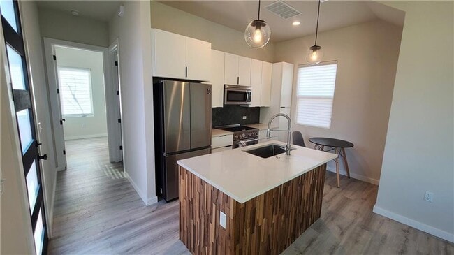 Building Photo - 4706 Sylvandale Dr