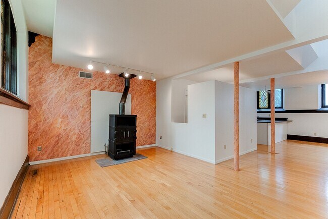 Foto del edificio - 2 Bed | 1.5 Bath | Converted Church Condo in the heart of Selby/Dale neighborhood