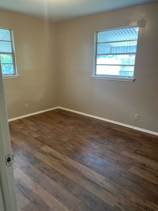 Building Photo - 411 Lindenwood Dr