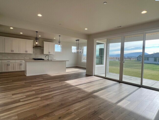 Building Photo - FOR RENT West Village Rambler with RV Bay