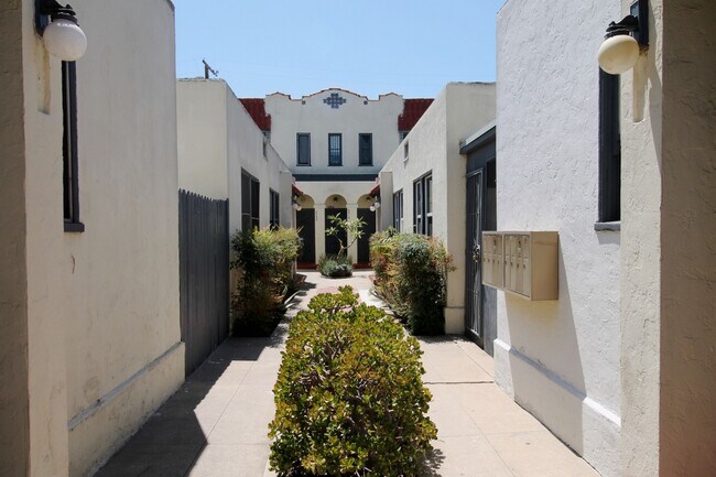 Building Photo - 477 Dawson Ave