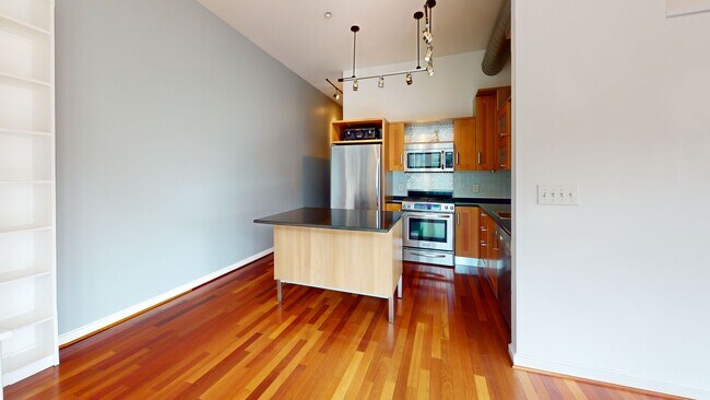 Building Photo - Bright & Sunny Two Bedroom/Two Bathroom W/...