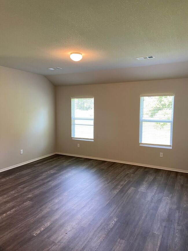 Foto del edificio - BRAND NEW Three Bedroom | Two Bath Home in...