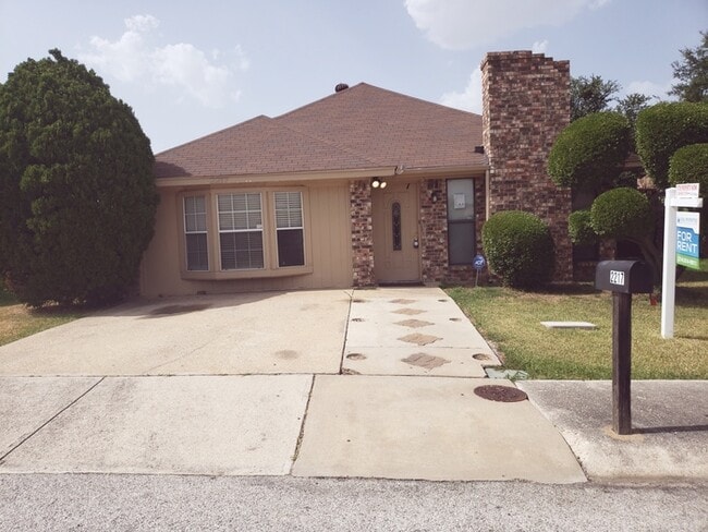 Building Photo - 2217 Rockwood Dr