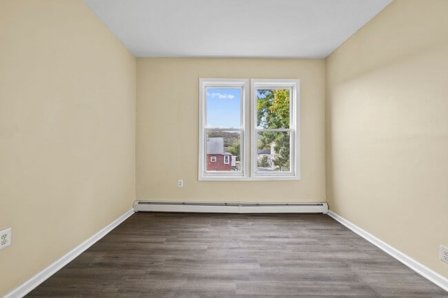 Building Photo - 162-166 Manchester Avenue, 4 Second Floor