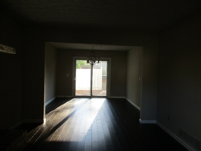 Foto del edificio - 3333 Gladesend Ct