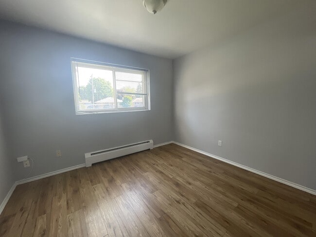 Building Photo - 7 Vimy Crescent