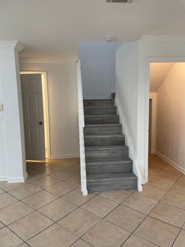 Building Photo - 1620 Cetona Dr