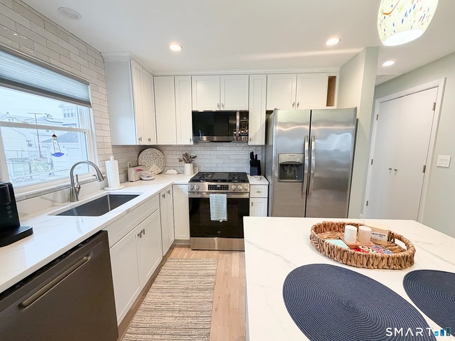 Building Photo - Fully renovated home just steps from the beach!