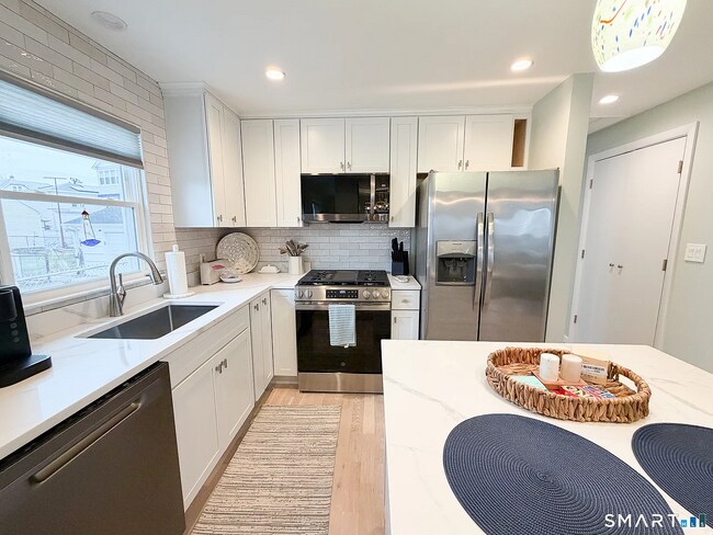 Foto del edificio - Fully renovated home just steps from the beach!