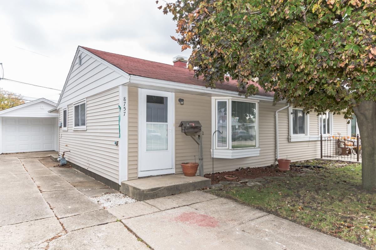 Foto principal - 8757 S Kilbourn Ave