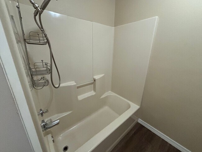 Foto del edificio - 218 East 16th St (Williamson Way, Apt 1-4