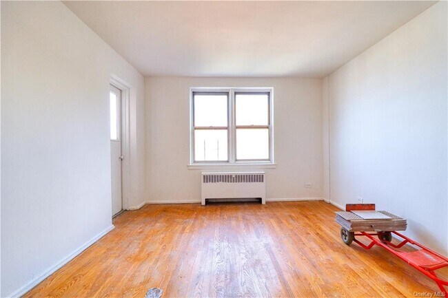 Building Photo - 2630 Kingsbridge Terrace