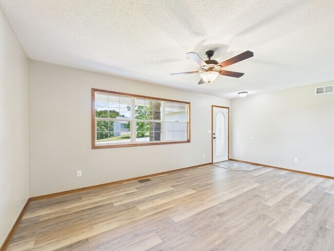 Foto del edificio - 24625 Spencer Rd