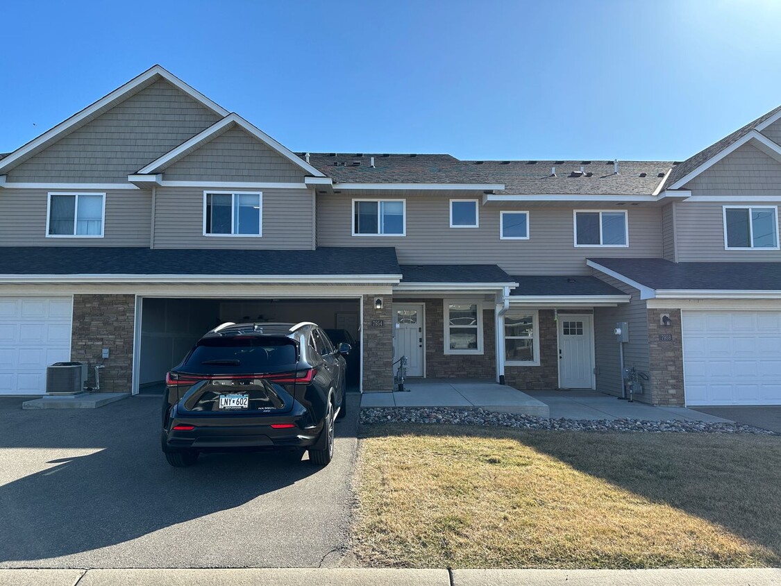 Foto principal - Lakeville 2 Bedroom Town Home, 2 Car Garag...