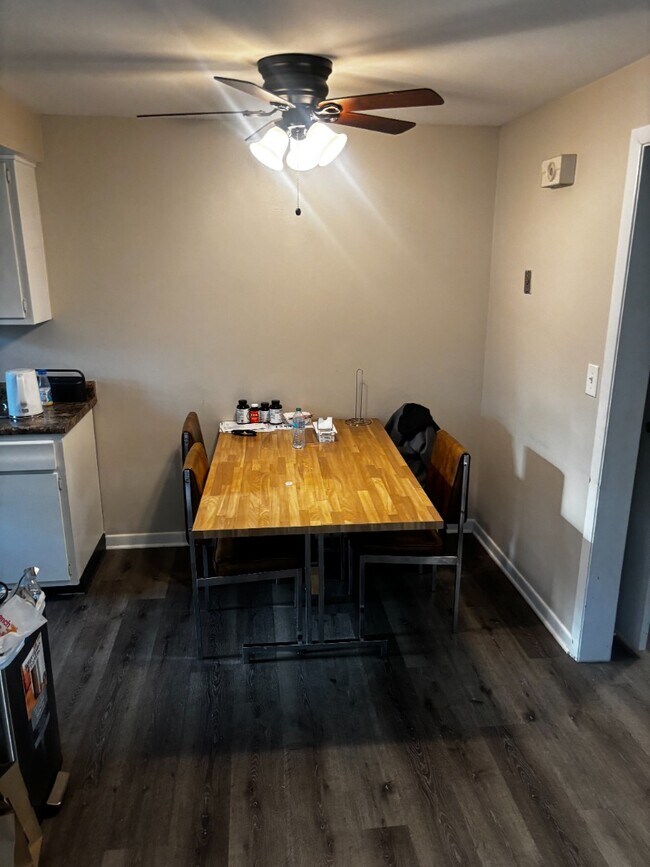 Foto del edificio - BEAUTIFUL MUST SEE CHARMING 1 BED/1 BATH WITH FRE HEAT....MUST SEE!!!