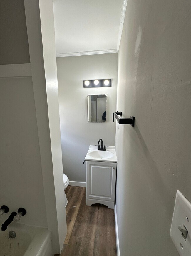 Building Photo - 808 Cobb Cir