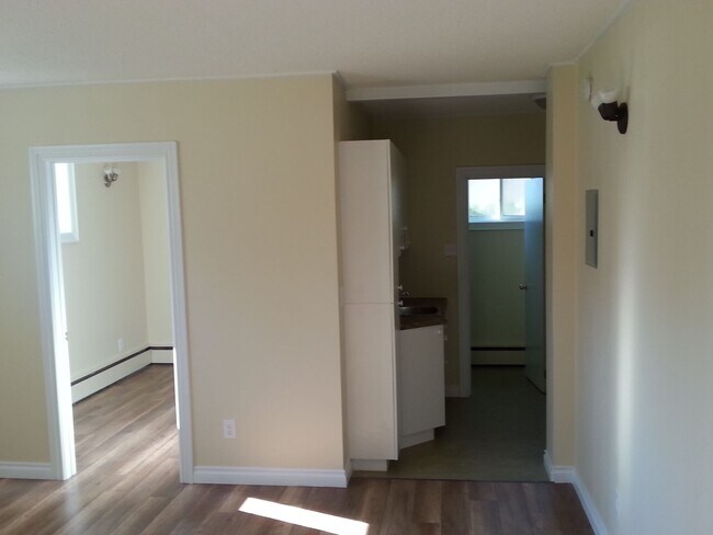 Building Photo - Bright and Spacious Junior 1-Bedroom Apartment for Rent in Oshawa