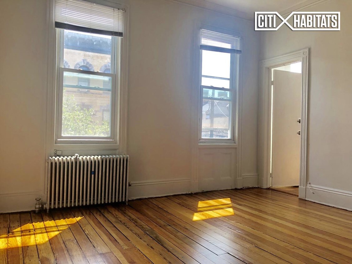 Foto principal - 18-17 Greene Ave