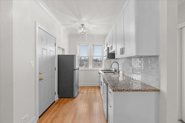 Building Photo - Large Studio in Andersonville