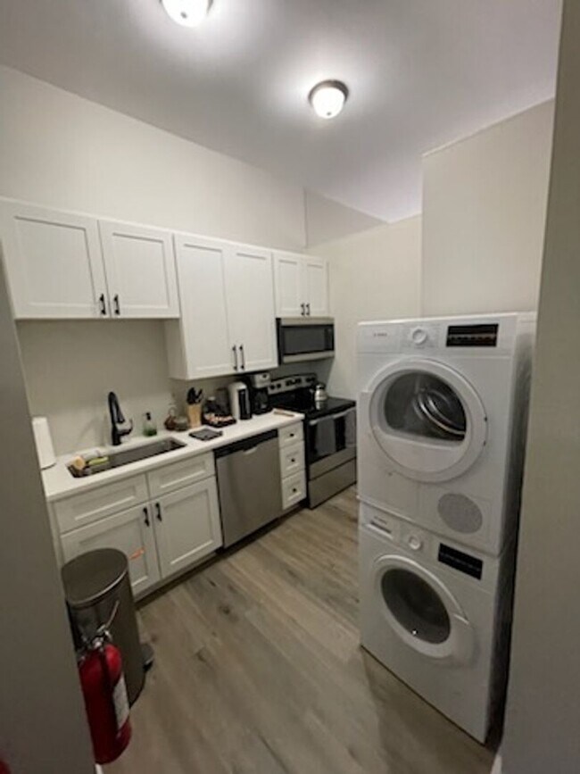 Foto del edificio - 2359 Menard St
