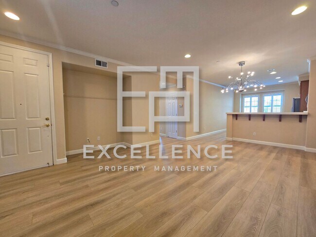 Foto del edificio - Fabulous 2/2 Condo with 2 Car Tandem Garage, New Floors Throughout, Views From Bedrooms, W/D, Pet...