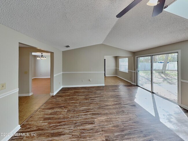 Foto del edificio - 2626 Pinewood Blvd