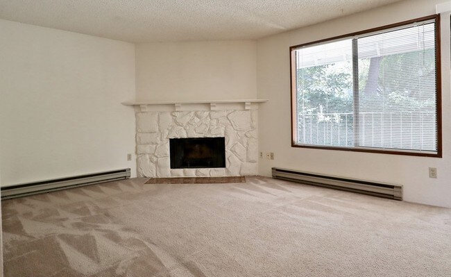 Building Photo - Bright Top Floor End Unit
