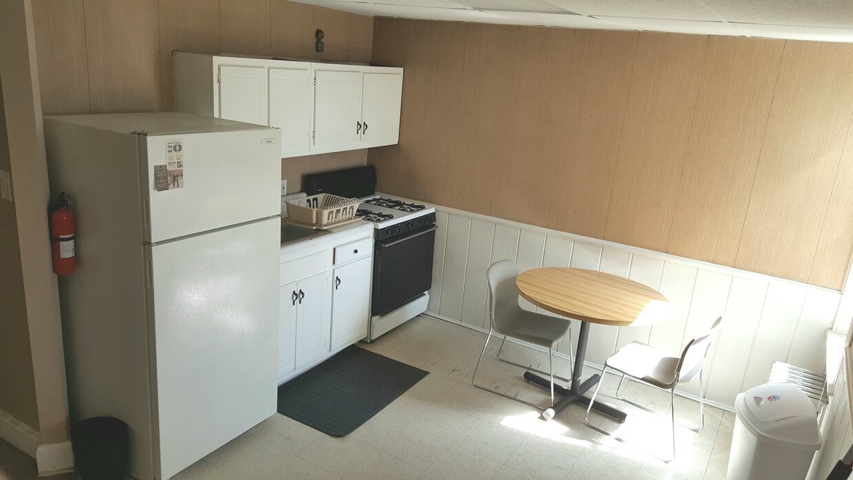 Kitchen - 1414 E Cheltenham Ave