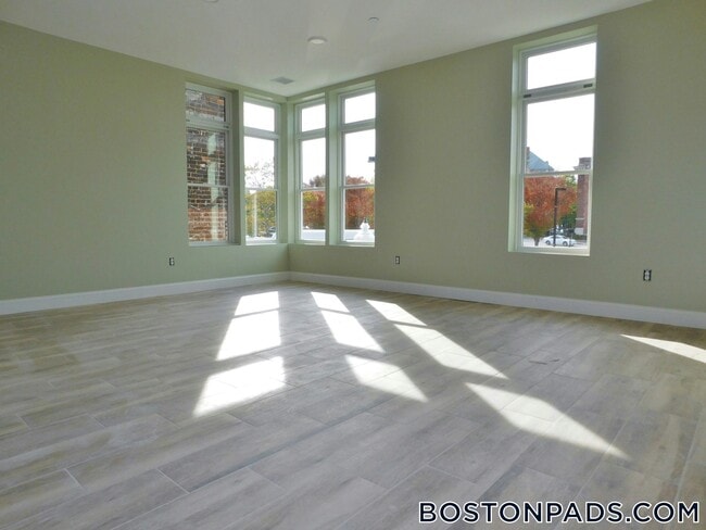 Building Photo - 10 Roxbury St