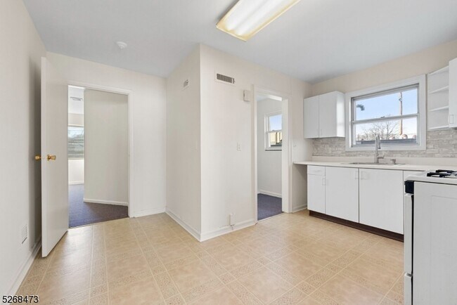 Building Photo - 836 Van Houten Ave
