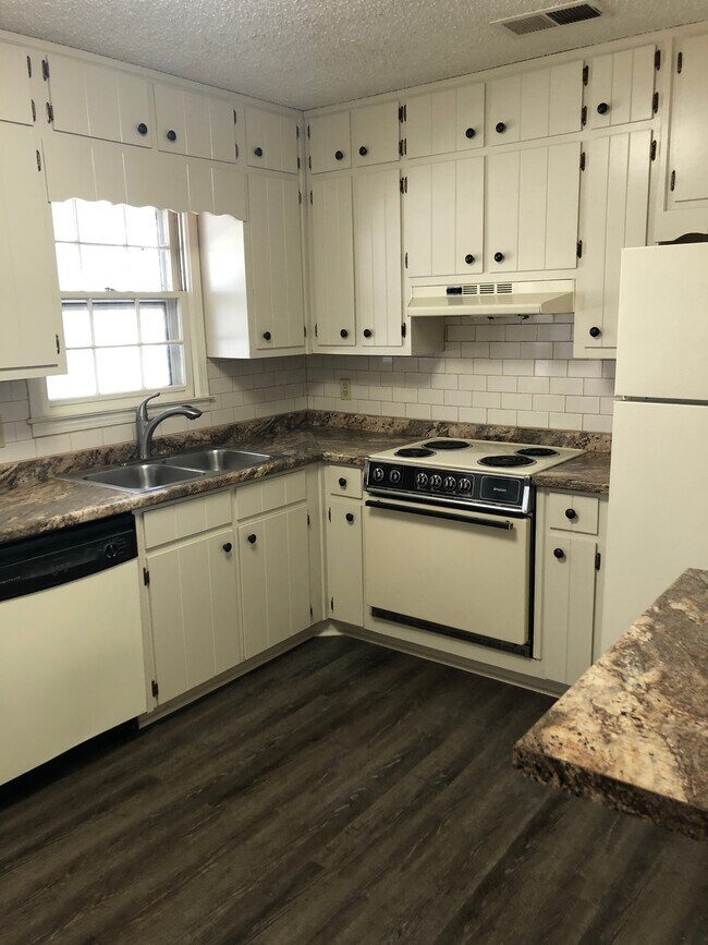 Kitchen - 4250 McClure Dr