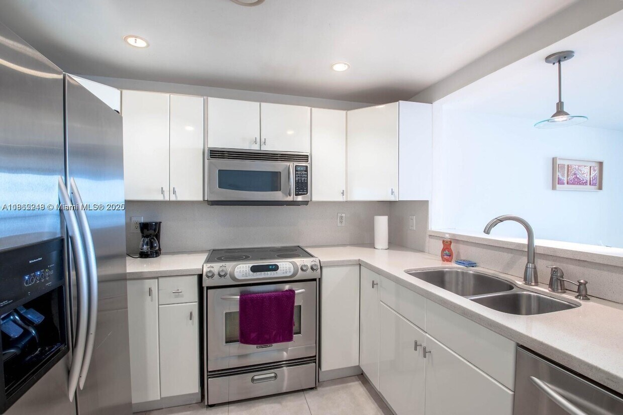 Foto principal - 20335 W Country Club Dr