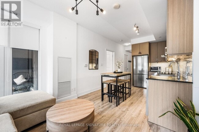 Building Photo - 9608 Yonge St