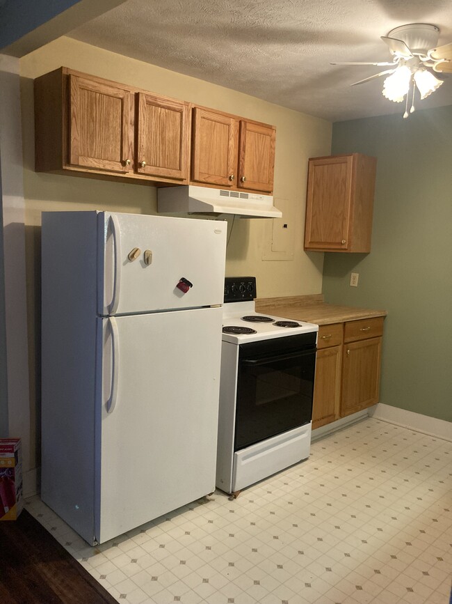 Kitchen - 427 W Lasalle Ave