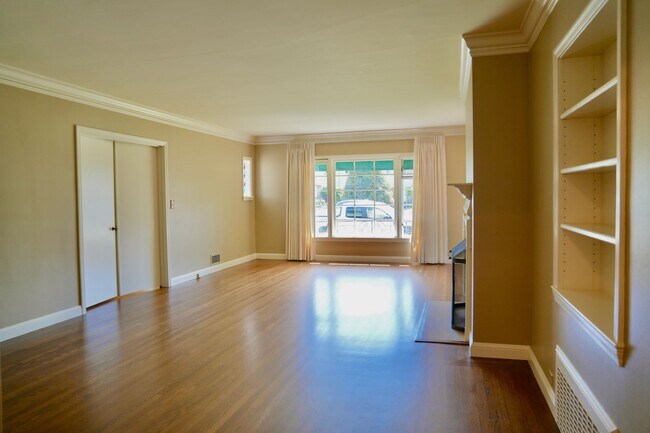 Foto del edificio - Charming & Spacious 3BR/2BA Lower-Level Home in Prime Baywood Location