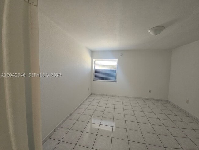 Building Photo - 1560 W 46th St