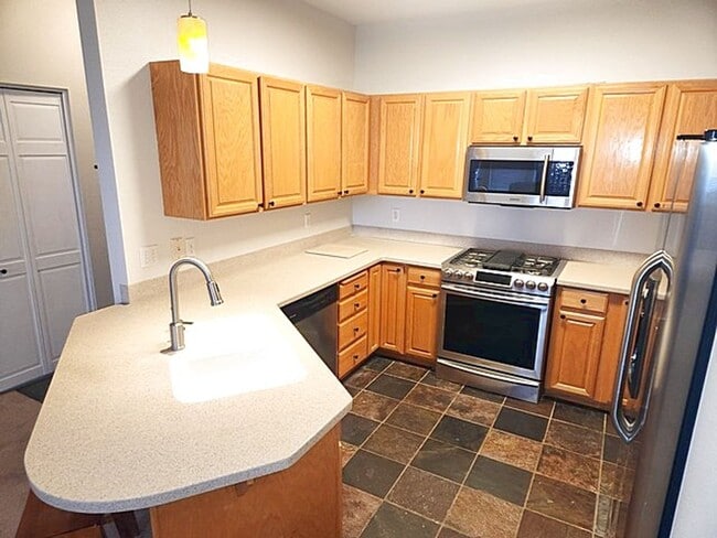Building Photo - Pinebrook Pointe Furnished Condo - 2 Cover...