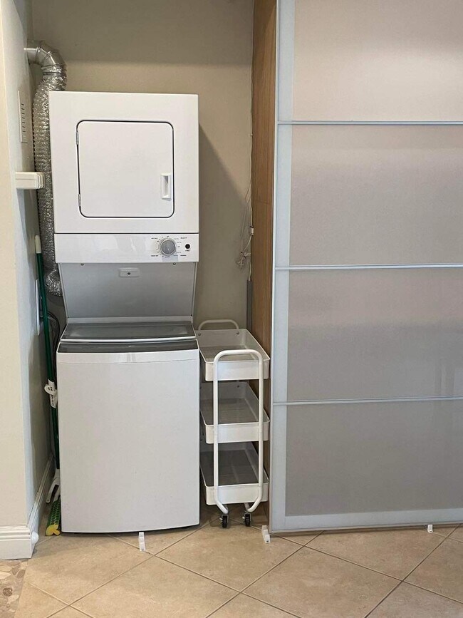 centro de lavandería - 441 N Harbor City Blvd