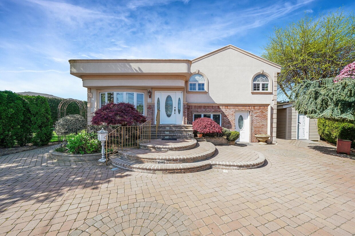 Foto principal - 1072 Hicksville Rd